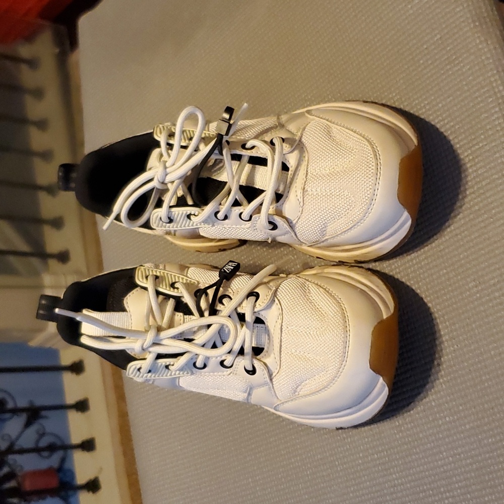 Women's tennis shoes.